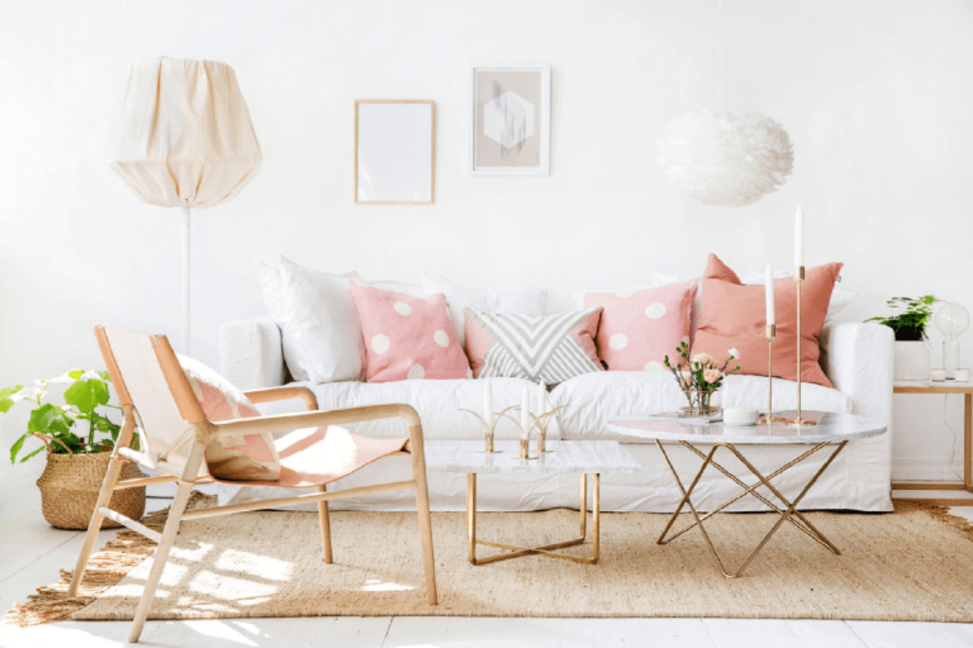 Visite conseil, lumineux salon avec canapé en lin blanc et des coussins rose, ambiance épurée et harmonieuse