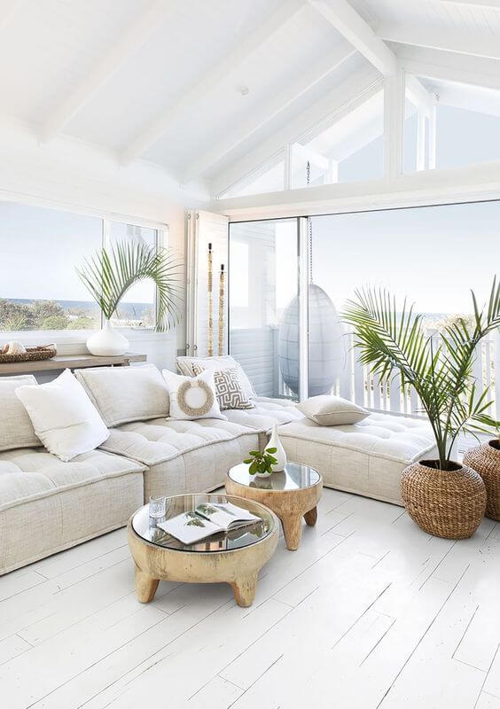 Un salon minimaliste qui laisse place à la vue extraordinaire sur la mer, les baies vitrées laissent entrer le soleil et la lumière toute la journée