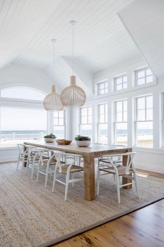 Salle à manger digne des plus grands rêves, au bord de la mer, partagez une bon repas en famille, avec des amis sur une table xxl en bois brut