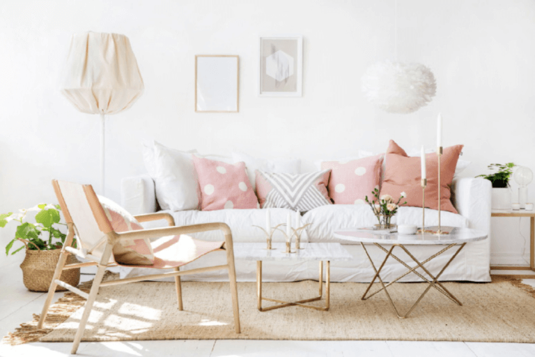 Visite conseil, lumineux salon avec canapé en lin blanc et des coussins rose, ambiance épurée et harmonieuse