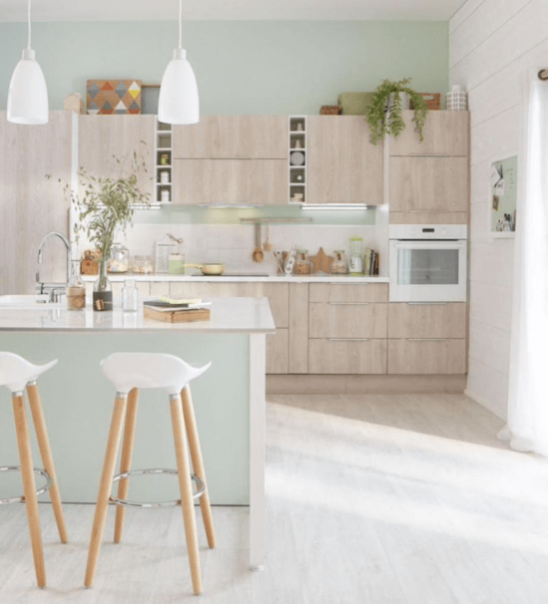 Cuisine ouvert optimisée avec beaucoup de rangement, ambiance printanière, couleur vert tendre et bois clair