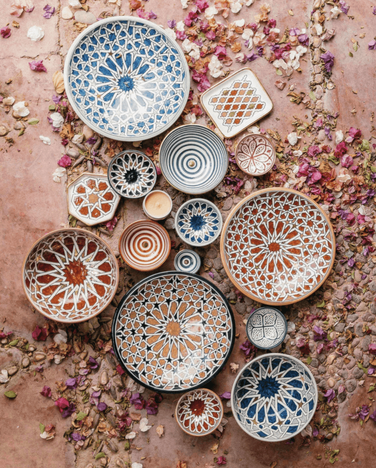 Patchwork de plat en céramique peint naturels et coloré pour apéritif et invités