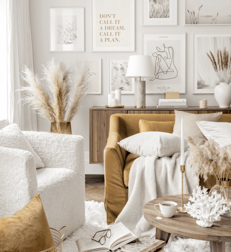 Ambiance cocooning pour ce salon apaisant et ressourçant aux teintes claires et chaleureuse, aux matières douces comme la laine et le velours, le mur de cadre personnalise cet espace